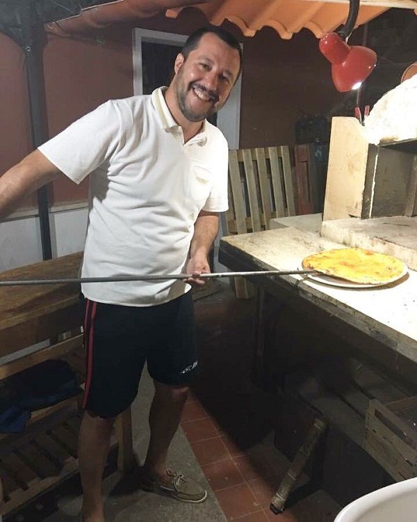 nyitokep_ADo_Salvini_pizza.jpg
